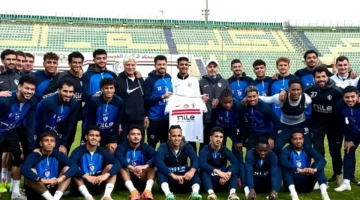 تكريم خاص.. الزمالك يستقبل مشجعه الوحيد في مباراة المصري بمقر الناديov end